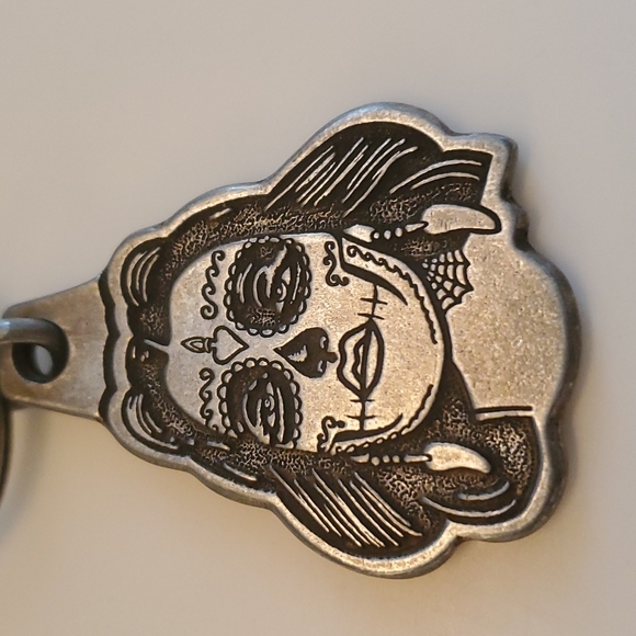 Dia de Los Muertos Queen Keychain - Picture 2 of 3